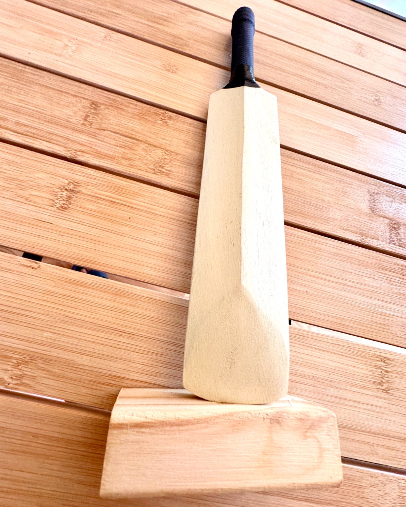 Holz-Cricket-Schläger mit Ständer - Dekoration, Ideal als Geschenk mit Gravurmöglichkeit