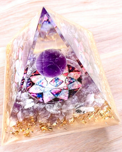 Energiepyramide "Amethyst Star" aus Orgonit mit Amethystkristallen