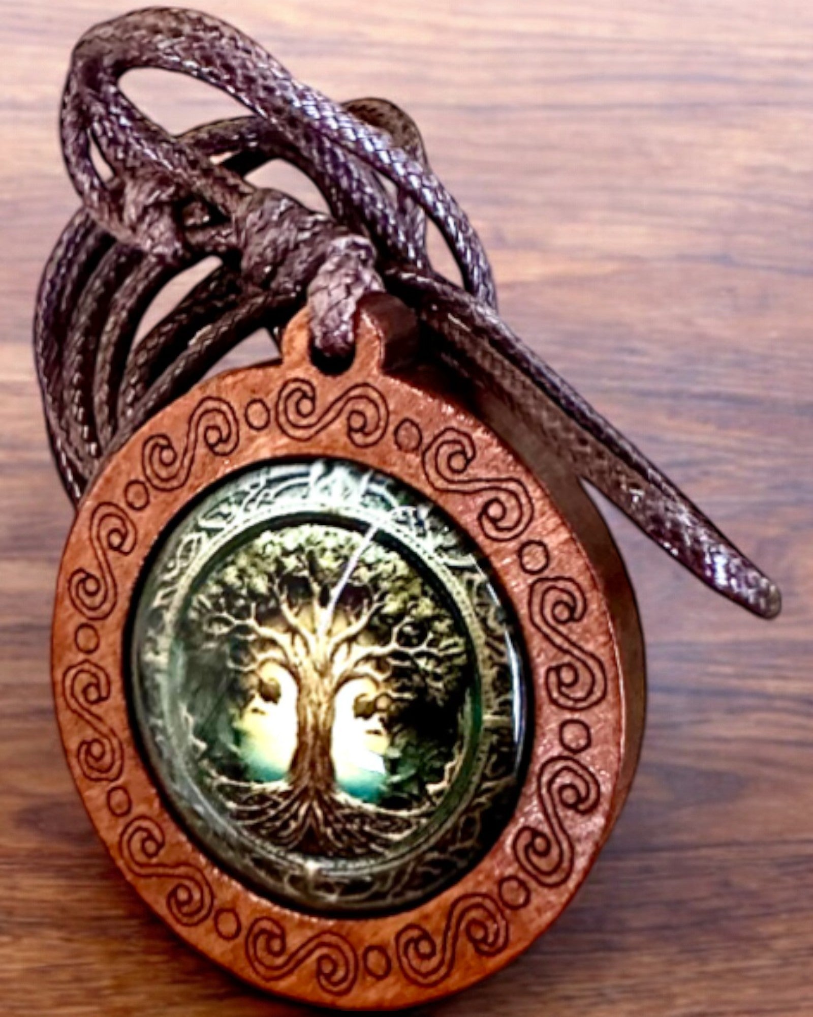 Amulett des Lebens "Ahnenbaum" - Handgefertigte Halskette aus Holz und Glas, Möglichkeit zur Personalisierung mit Gravur als Geschenk