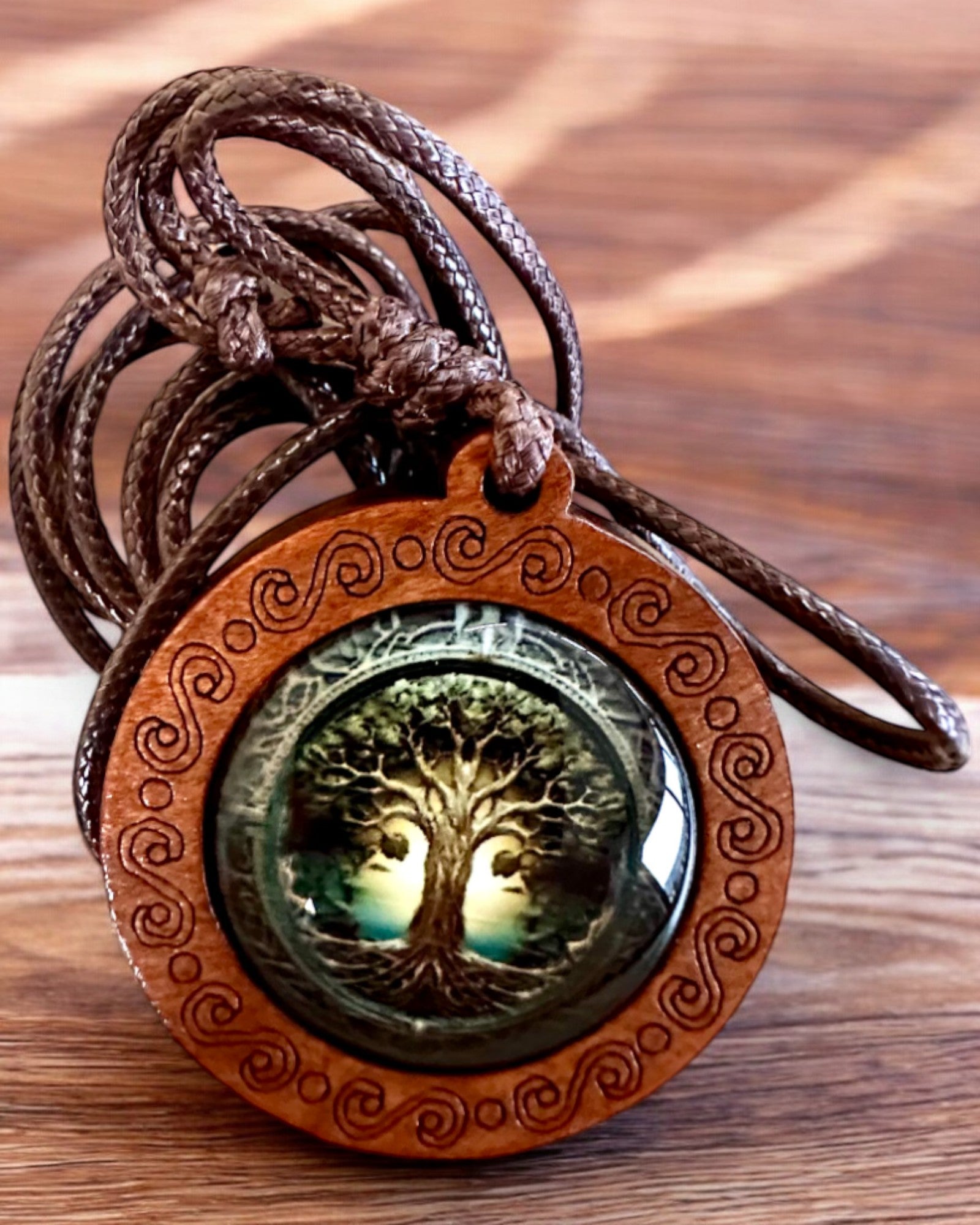 Amulett des Lebens "Ahnenbaum" - Handgefertigte Halskette aus Holz und Glas, Möglichkeit zur Personalisierung mit Gravur als Geschenk