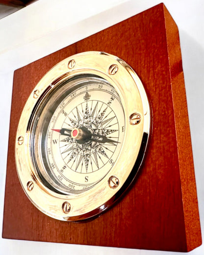 Kompass „Navigator2” - Klassische Eleganz in Messing und Holz, Personalisierung durch Gravur als Geschenk