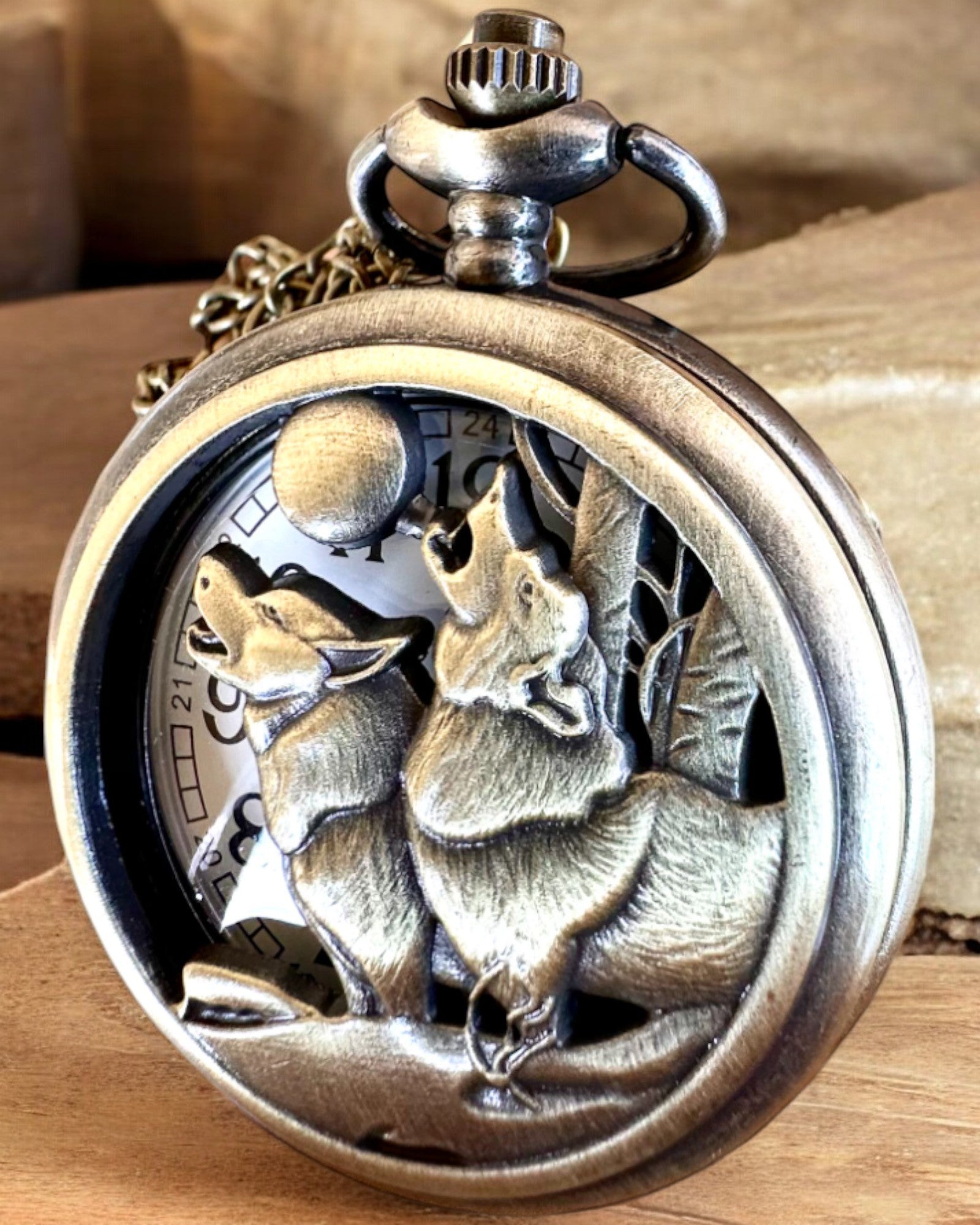 „Luna Wolf” – Stilvolle Taschenuhr mit Wölfen, Möglichkeit zur Personalisierung mit Gravur als Geschenk