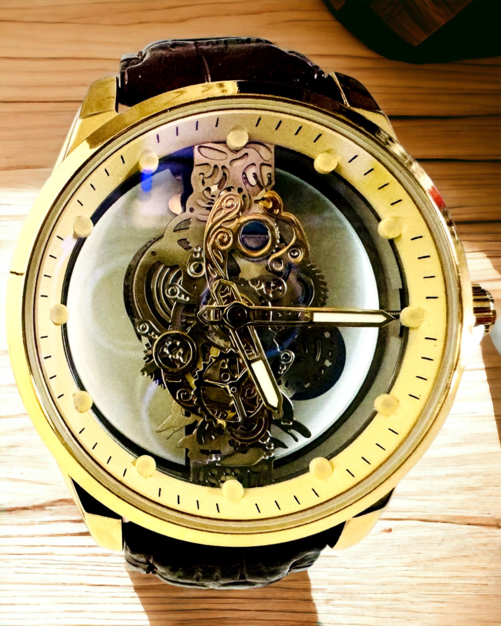 Herrenarmbanduhr mit transparentem Mechanismus - Eleganz und Präzision in goldener Fassung