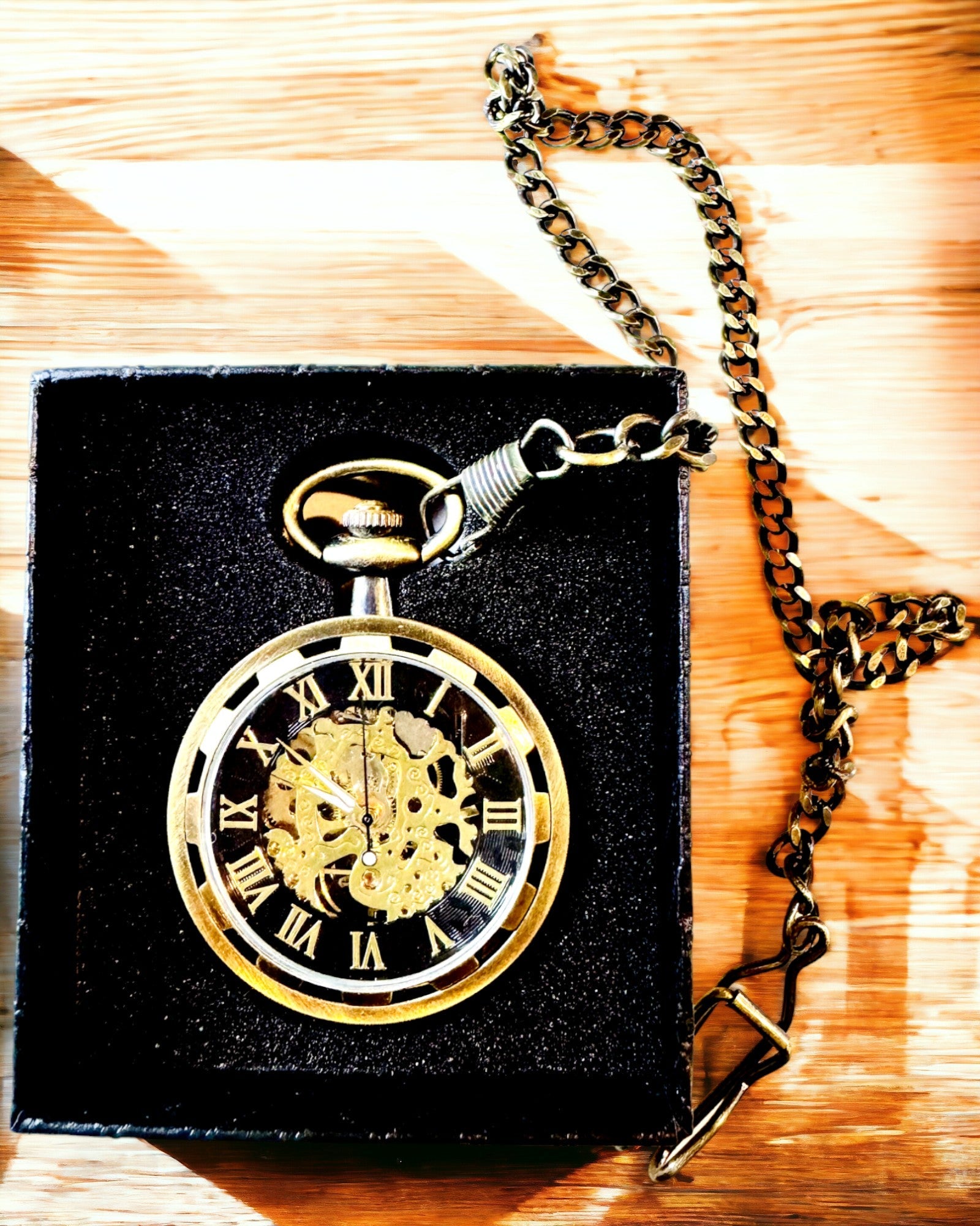 Retro Taschenuhr – Mechanisch, Farbe gehämmertes Gold mit Schwarz, Luxus, Wasserdicht, Halbautomatisch, Personalisierung mit Gravur