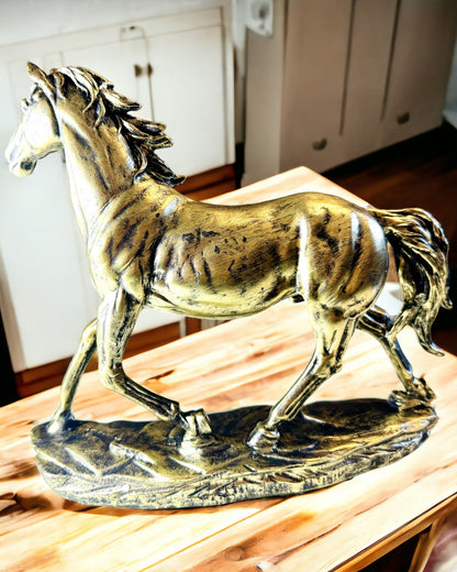 "Reiterfigur im Galopp aus Harz mit Gravuroption"