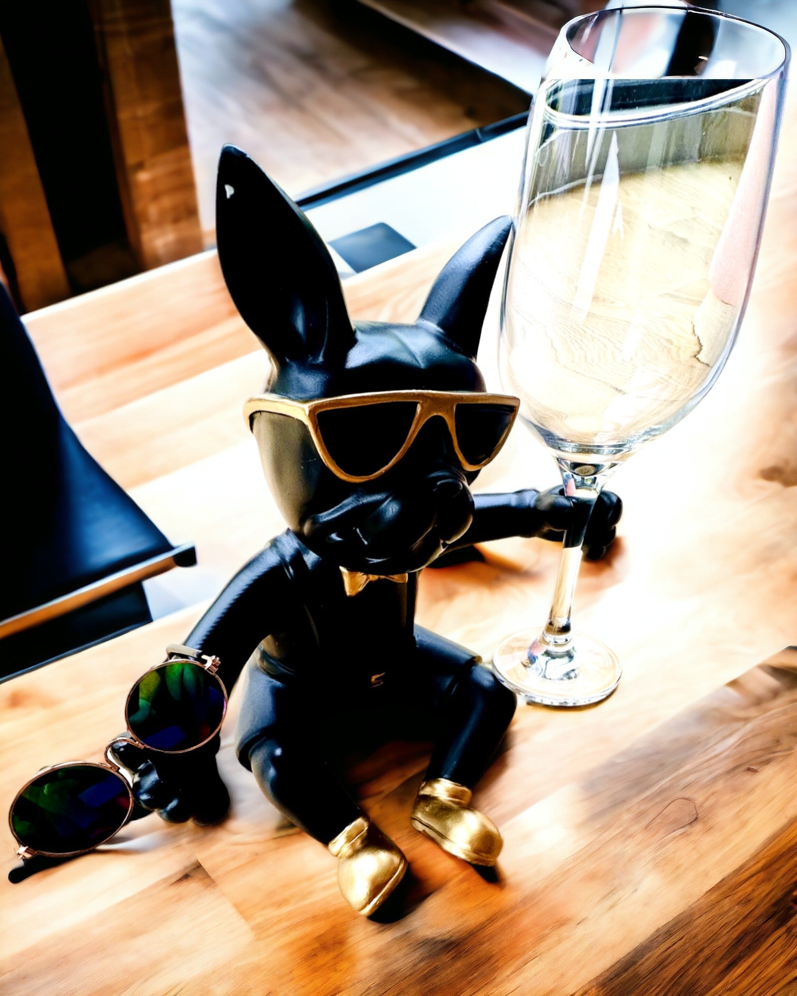 Exklusive Figur "Stylischer Bulldog", Farbe schwarz, Ständer für Weinglas oder Champagnerglas, Personalisierung durch Gravur