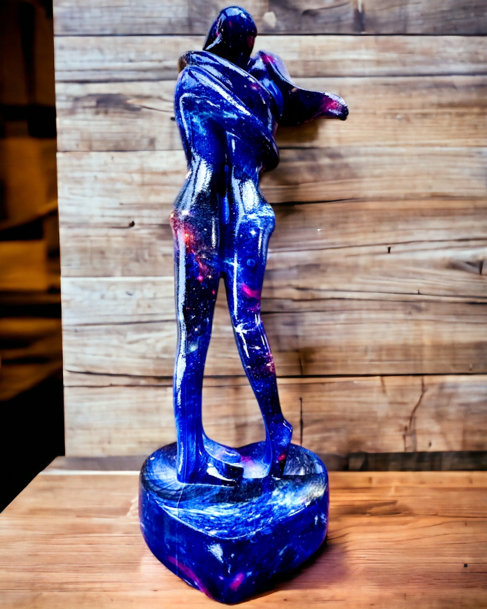 Kosmischer Umarmung - Figur aus Harz mit Gravuroption