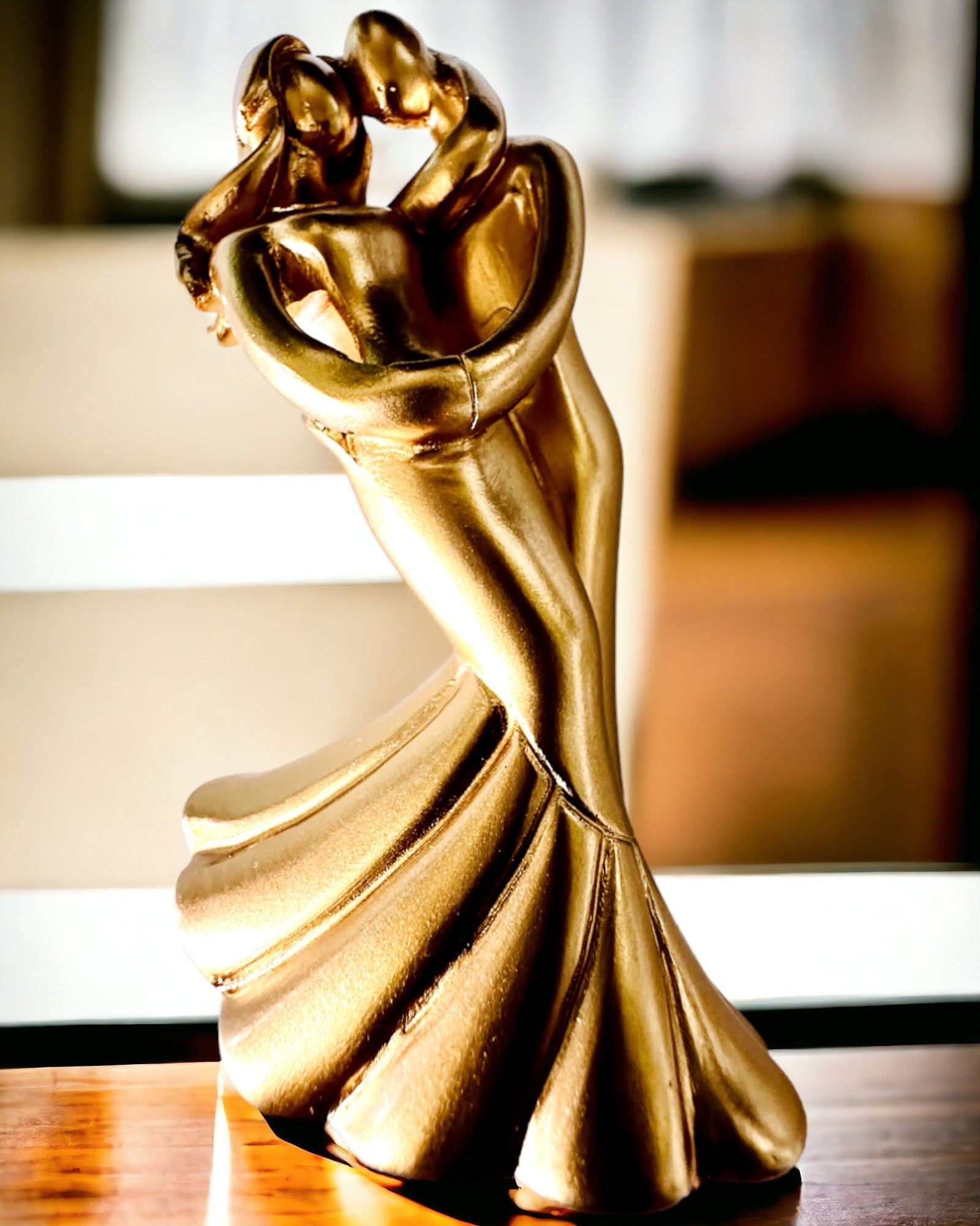 Goldener Tanz der Liebe - Kleine dekorative Figur mit Gravuroption