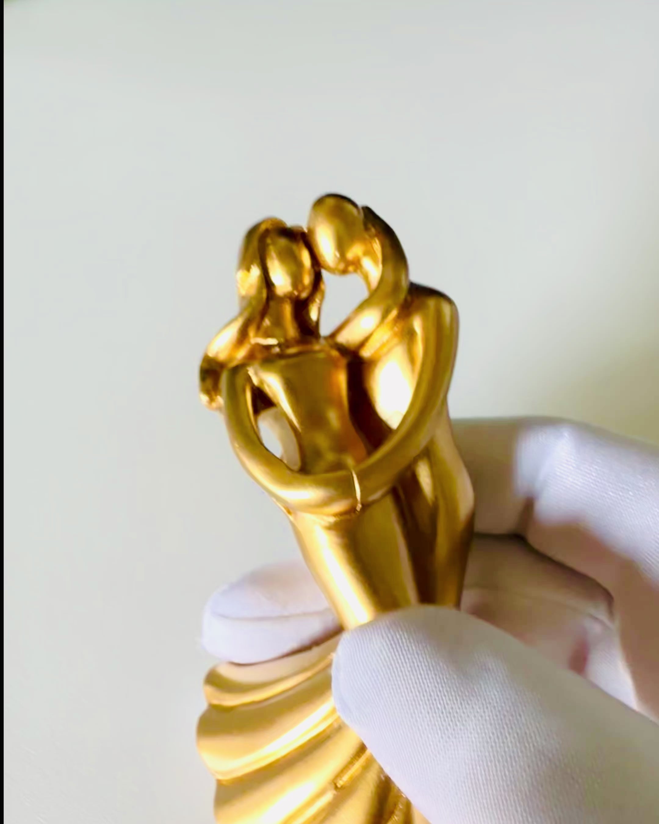 Goldener Tanz der Liebe - Kleine dekorative Figur mit Gravuroption