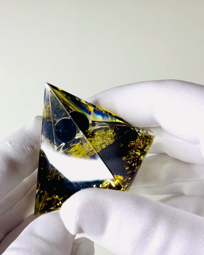 Kristallpyramide aus Amethyst - Bringt positive Energie und unterstützt die Meditation. Farbe gold-schwarz