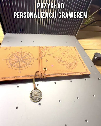 Retro Hellbraun - matt, Leder Federmäppchen im Reisestil mit Weltkarte – Praktisch und Geräumig. Personalisierung durch Gravur.