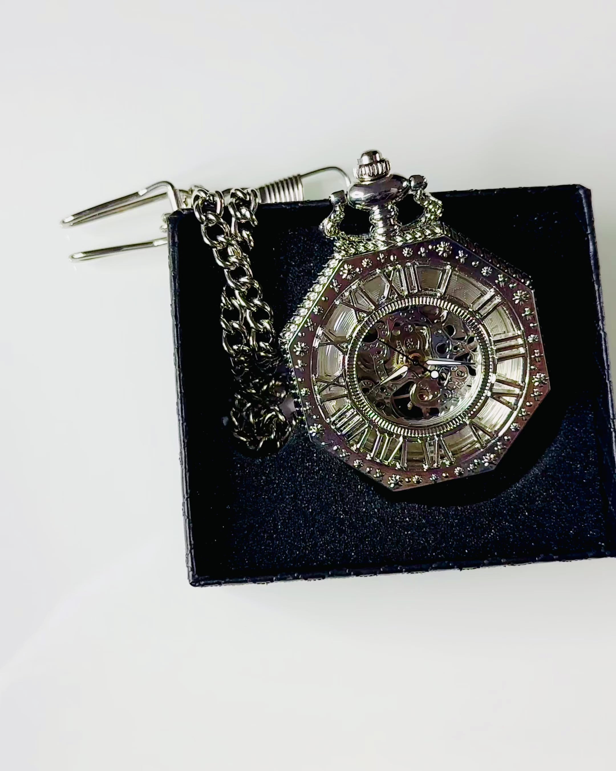 Klassische silberne achteckige mechanische Taschenuhr mit durchbrochener Zifferblatt im Steampunk-Stil