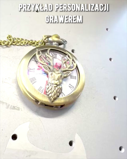 Taschenglas "Waldwächter" - Elegante Uhr mit Hirschmotiv, Möglichkeit zur Personalisierung mit Gravur